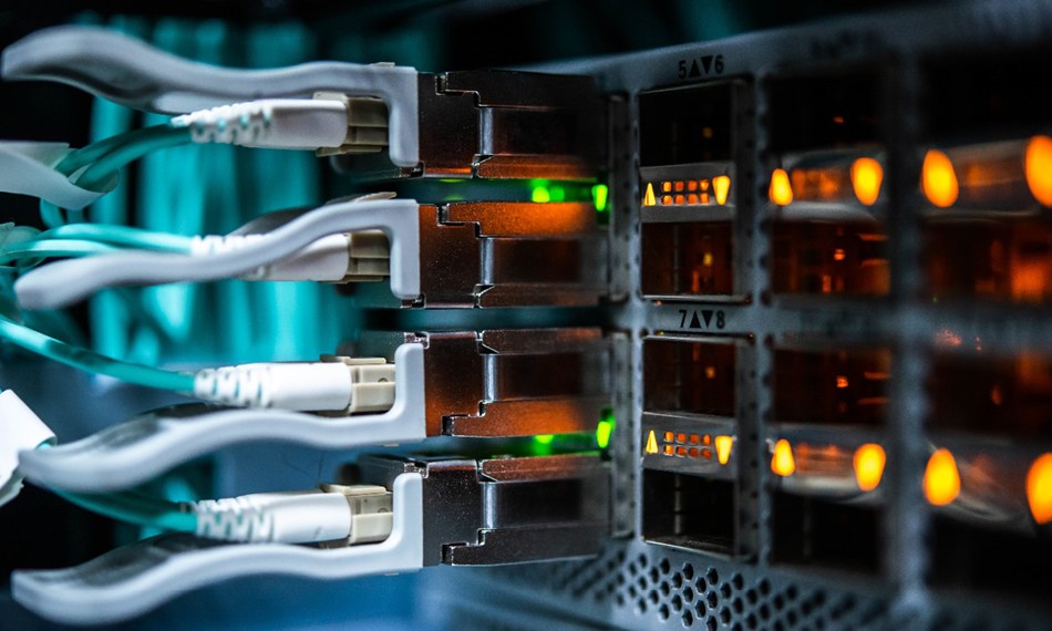 Illuminated data-centre network switch with high-speed cabling